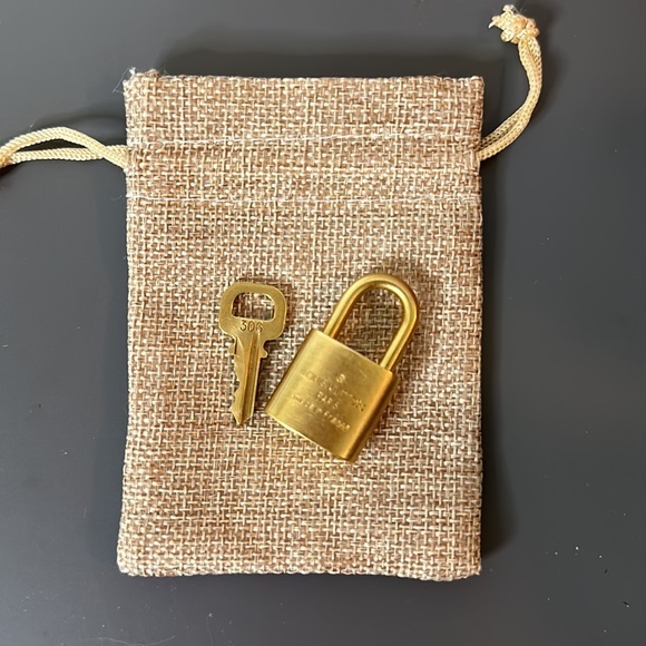 Authentic LV lock and key with chain. - Picture 6 of 6